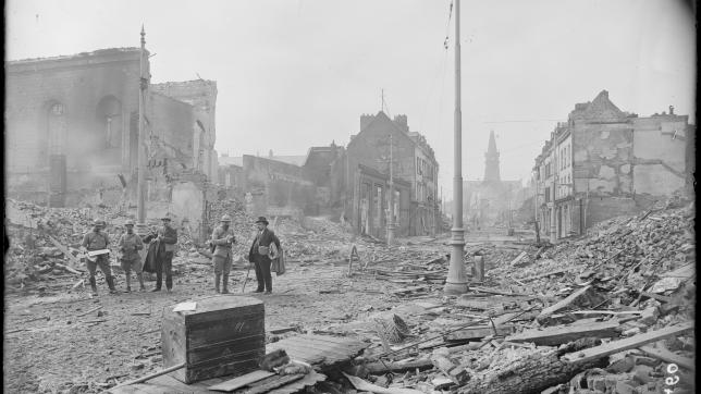 Photographie d’Edmond Famechon (pour le compte de la SPA) après un bombardement rue Flatters (où se trouve aujourd’hui l'hôtel Mercure).