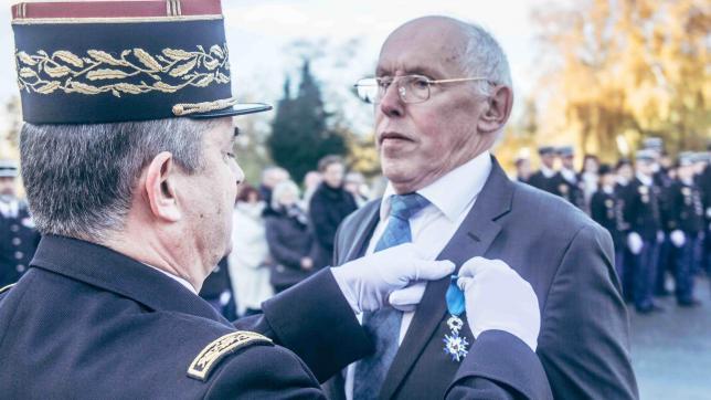 Il a reçu l’insigne de chevalier de l’ordre national du Mérite.