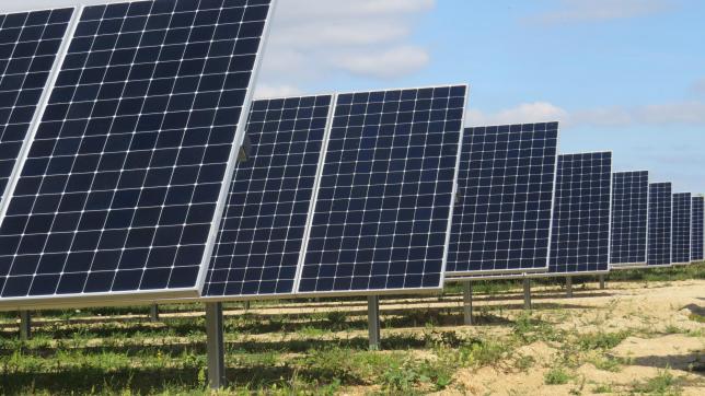 Le dispositif transforme le rayonnement solaire en électricité grâce à des cellules photovoltaïques intégrées à des panneaux.