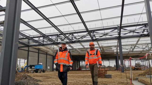 Arnaud Gallois, responsable amélioration continue et du développement commercial, et Mohammed Rezrazi, responsable du schéma directeur, rappellent que la toiture portera des panneaux voltaïques sur 3 000 m2.