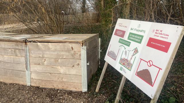Près de la Maison des Maraîchers, au sein du parc des Moulins de Troyes, des bacs à compost sont utilisés quotidiennement par les habitants du quartier.