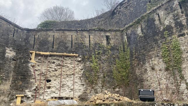 Un pan de mur d’une surface de 10 m2 s’est effondré il y a environ un mois, condamnant une entrée du château pendant plusieurs semaines.