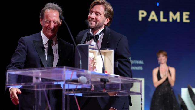 Le réalisateur suédois (à droite) avait reçu la Palme d’or en 2022 des mains de Vincent Lindon (à gauche).