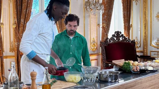 Mory Sacko prépare une bayenne, recette typiquement ardennaise que son invité Kamel Ouali qui a des attaches à Charleville-Mézières a su apprécier.