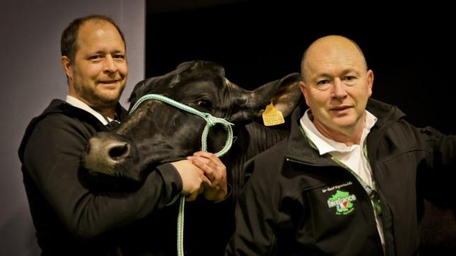 La Grande championne Marguerite fait la joie de l’Axonais Jean-Luc Pruvot, notamment éleveur laitier à Parfondeval (Aisne).