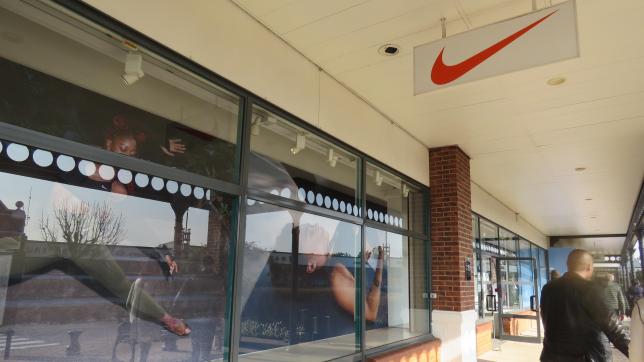 Les clients affluent ces dernier jours à Nike avant la fermeture temporaire.