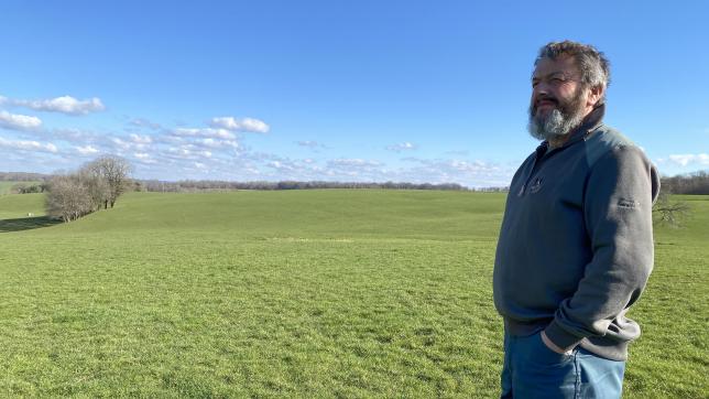 Dominique Morant, agriculteur à Lépron-les-Vallées, est inquiet de voir ses pâtures si sèches pour un mois de février. Pour anticiper, il se séparera de 20% de son cheptel au printemps.