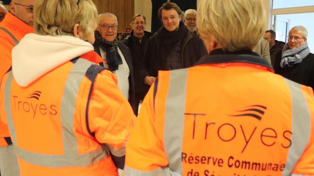Dominique Baroni (à gauche) et François Baroin, maires de Bar-sur-Seine et de Troyes, ont rendu visite aux bénévoles de la réserve communale de Troyes, présents depuis le 17 février.