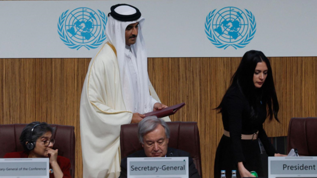 L’Emir Sheikh Tamim bin Hamad al-Thani, juste derrière le secretaire génral de l’Onu Antonio Guterres.