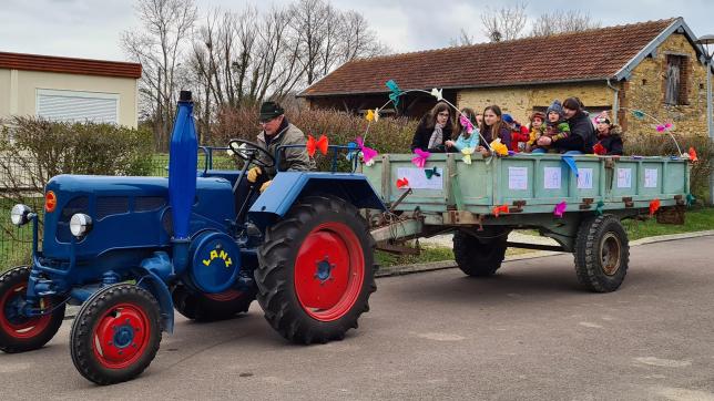 Déguisés ou non, les enfants ont effectué le tour du village lors du carnaval, bien installés  dans la remorque tirée par le magnifique tracteur de René.