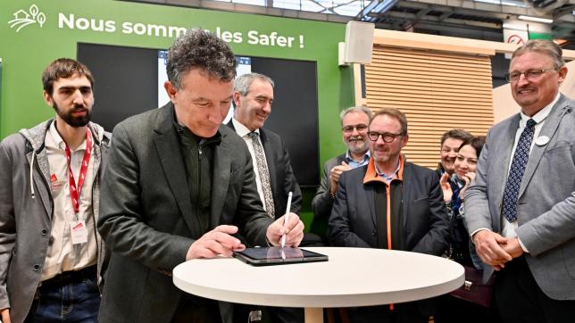 Franck Leroy, président de région Grand Est, en signature sur le stand de la Safer. La collectivité a eu une actualité abondante porte de Versailles.  DR JL Stadler