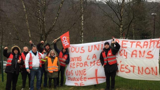 À Bogny-sur-Meuse, les salariés de l’usine Walor tiennent un piquet de grève.