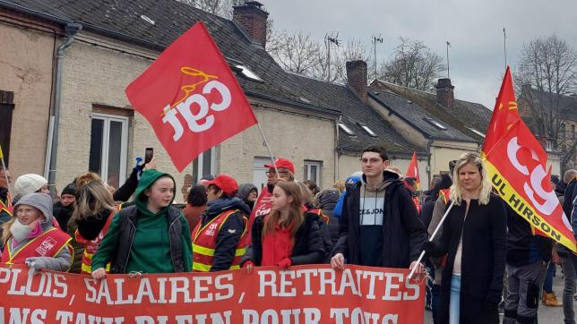 Si le cortège s’est arrêté devant le lycée Joliot-Curie, les lycéens n’ont pas répondu à l’appel du mouvement.