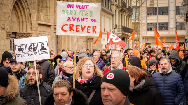 Entre 7 500 (selon la police) et 12 000 personnes (selon la CGT) ont défilé à Reims. Sans précédent depuis le début du mouvement.