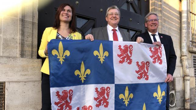 Michel Guiniot (au centre), élu régional et député de l’Oise, arborant le drapeau historique de la Picardie, aux côtés de Nathalie Billet-Ribeiro et de Phillippe Théveniaud, tous deux élus régionaux de la Somme.