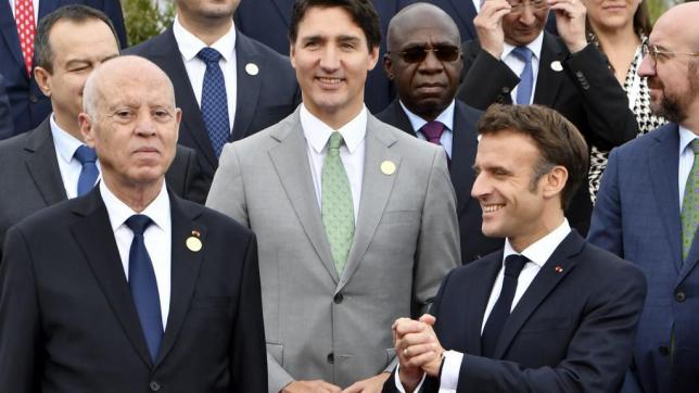 Emmanuel Macron et Kais Saied à sa droite.