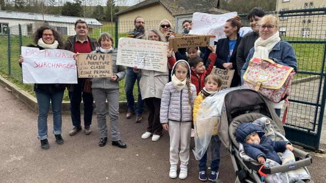 Devant l’école d’Aix-en-Othe, hier à 16h, élèves, parents, grands-parents et le maire ont protesté contre la fermeture d’un poste à La-Fontaine.