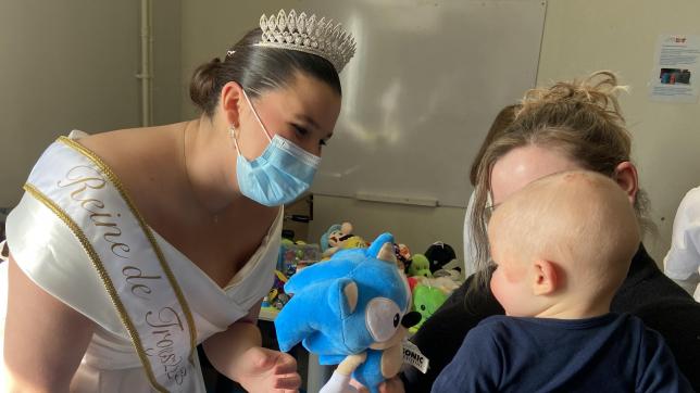 Sahony Prunier s’est réjoui d’offrir les peluches et les jouets qu’elle a récoltés aux enfants du service pédiatrie de l’hôpital de Troyes.