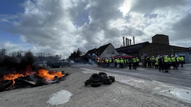 Les salariés en colère se sont réunis devant la distillerie Tereos de Morains, le jeudi 9 mars, au lendemain de l’annonce de la fermeture de leur usine.