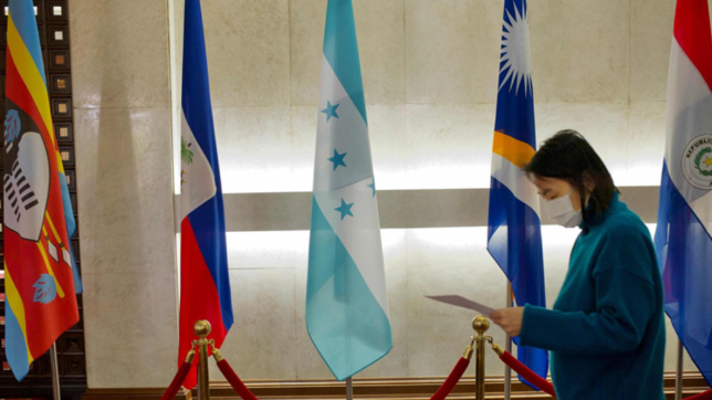 Le drapeau du Honduras (au centre), devrait bientôt être retiré du ministère des Affaires étrangères de Taïwan.