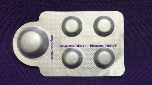 Une tablette de mifepristone (gauche) et de misoprostol, les pilules de la discorde.