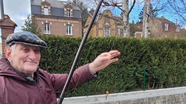 Marcel Lainé, 84 ans, pèche régulièrement à la rivière le Thérain à Beauvais. «Quant au niveau de l’eau, c’est la misère. Les truites n’ont pas de quoi se cacher.»