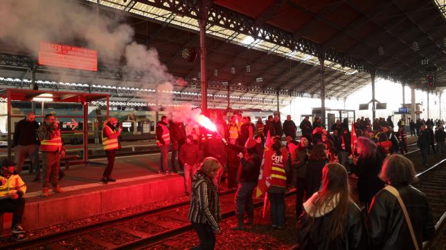 Si les commerçants aux alentours n’ont guère été affectés, la gare SNCF a été occupée par les manifestants et le trafic a été perturbé.