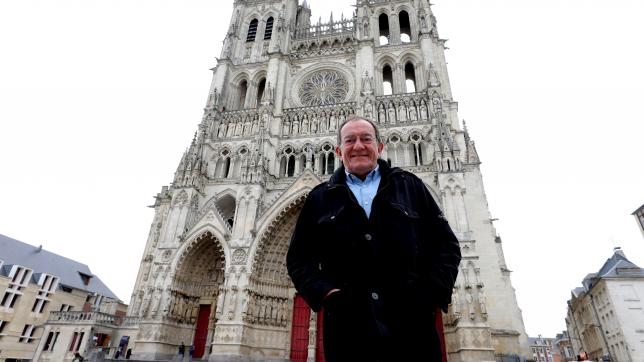 Jean-Pierre Pernaut lors d’un tournage d’émission devant la cathédrale Notre-Dame d’Amiens, en mai 2021.