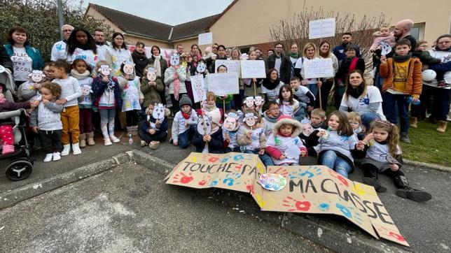 Enfants, parents et élus se sont rassemblés, ce vendredi 17 mars 2023, devant l’école maternelle de Conflans-sur-Seine pour protester contre la fermeture éventuelle d’une classe.