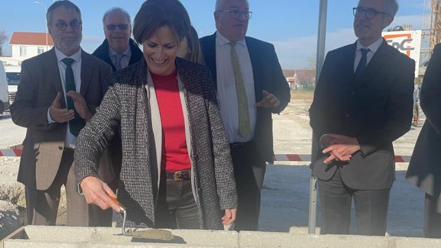 Isabelle Bohand, principale, a posé le ciment pour poser la première pierre du futur gymnase de son établissement.