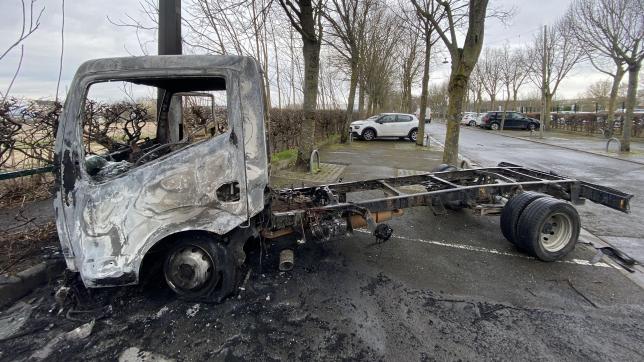 On ignore encore si ce camion plateau incendié près du parc des expositions de Reims était volé.