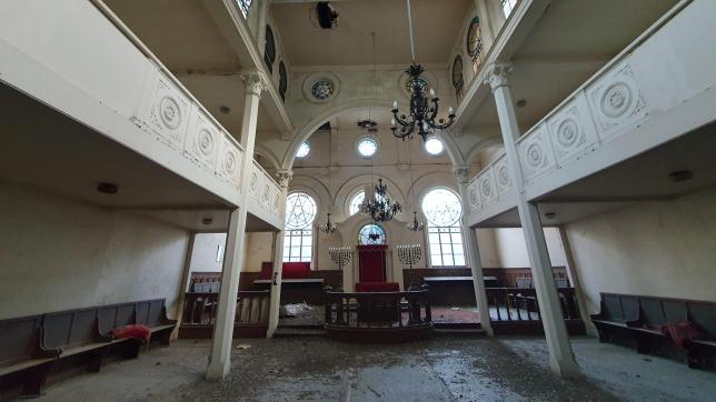 Les fientes des pigeons, qui s’introduisent par les trous dans le plafond, ont considérablement dégradé la synagogue