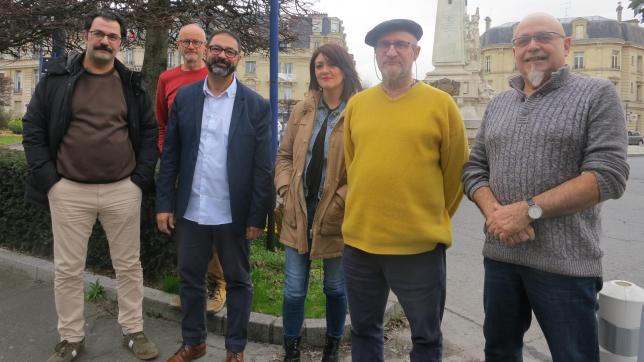 Aux côtés de Philippe Abbas (en veste bleue), on retrouve des figures locales comme Karen Marchetti, présidente de l’association Stop Rockwool (au centre).