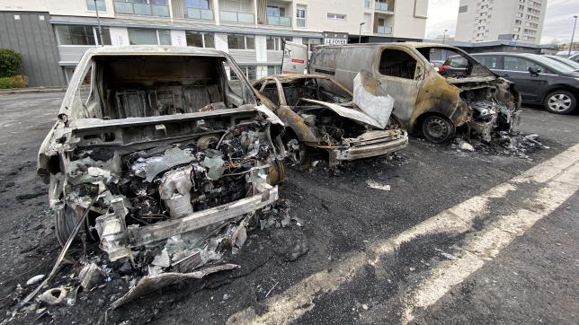 Quatre véhicules ont été détruits par le feu mercredi soir 22 mars, rue de Brazzaville.