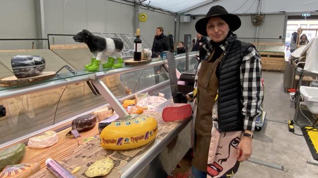 Sam Seddiki, de la fromagerie de Bouillon, espère proposer ses fromages et sandwiches lors de dégustations au futur espace de convivialité de la halle rénovée.