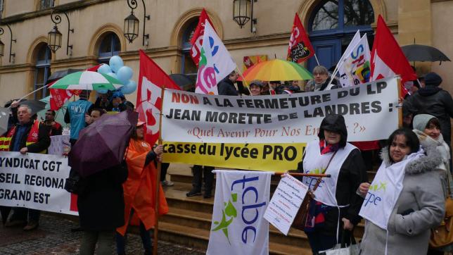 Syndicats et parents d’élèves ont manifesté devant l’hôtel de région, à Metz.