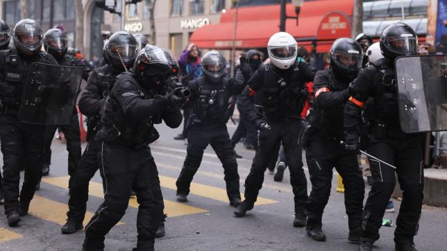 Ces policiers parisiens sont spécialistes du maintien de l’ordre circulant à moto, casqués et armés.