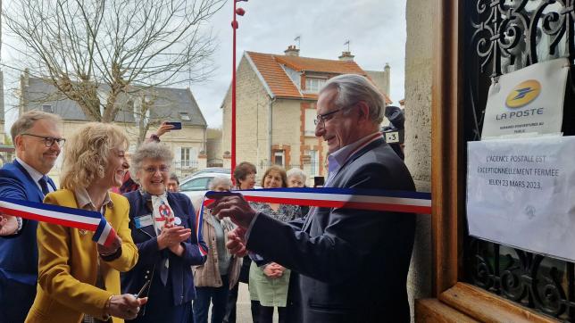 Le maire de Venizel Stéphanie Lebée (à g.) avec Reine-Marie Noblecourt, présidente du Pied@l’étrier ont inauguré le nouveau point d’accueil numérique.