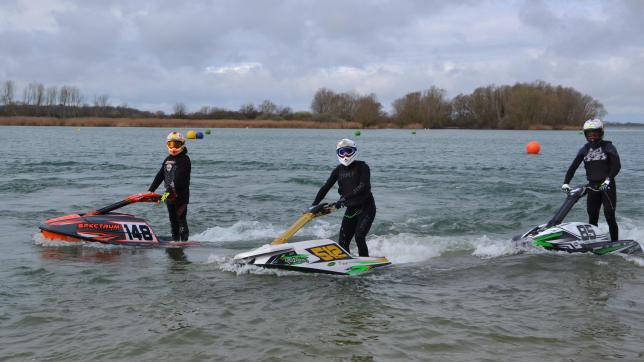 De gauche à droite, Eddy Godon, Robin Sylvester et Jules Peillard, trois pilotes de jet-ski chevronnés, faisant partie du gratin français, sont venus s’entraîner à Dienville, samedi 18 mars, sur le lac Amance.