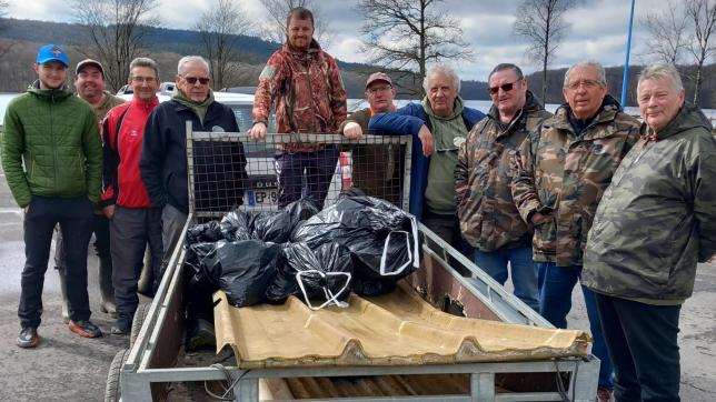 Les pêcheurs ont troqué le temps d’une matinée leur canne contre une pince, pour récolter quelque 180 kg de déchets.