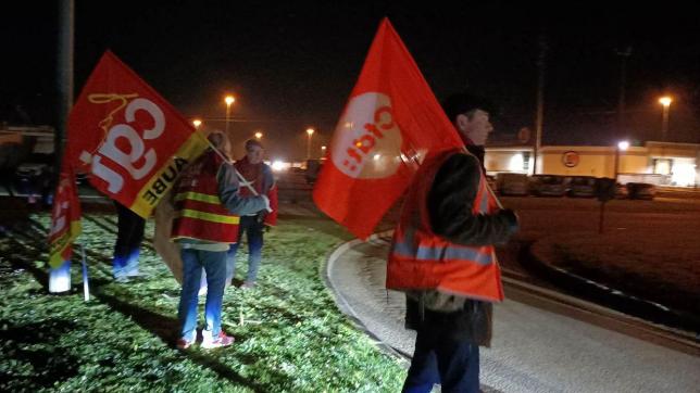 Une soixantaine de militants étaient présents selon la CGT, mardi matin au rond-point du groupement de gendarmerie de Rosières-près-Troyes.