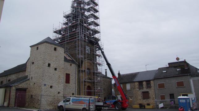 Les travaux de réfection de la couverture du clocher de l’église Saint-Memmie devraient durer trois mois environ.