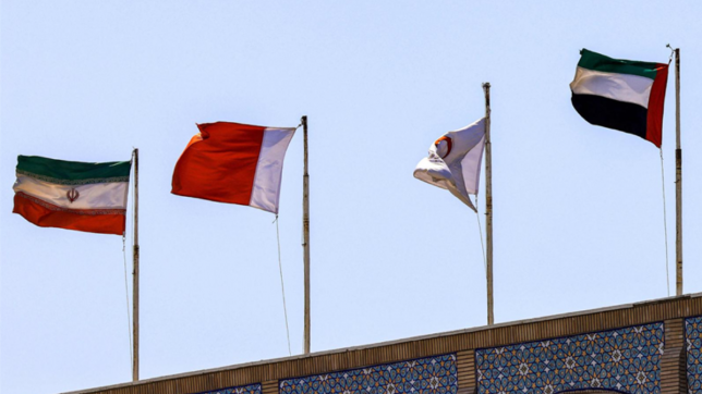 Les drapeaux de l’Iran et des Emirats Arabes Unis (entre autres) flottent de nouveau ensemble, symbole du rapprochement de l’Iran avec les pays du Moyen Orient.