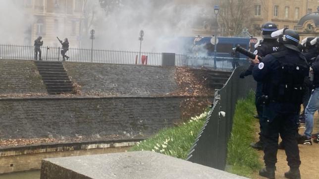 Des tirs de sommation sont effectués par la Direction départementale de la sécurité publique proche de la préfecture des Ardennes.