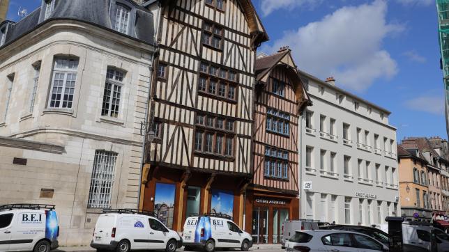 L’ancien siège du Crédit agricolerefait à neuf. Après les travaux de structure des années 2000, les façades ont été redécorées pour la réouverture selon les prescriptions des Bâtiements de France.