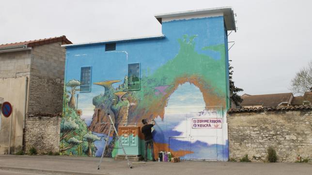Ces derniers jours, Jérôme Laurent, professeur d’arts plastiques au collège, et artiste, s’est exprimé sur un mur du boulevard de Belfort. Il s’agit de la troisième fresque commandée par la mairie.