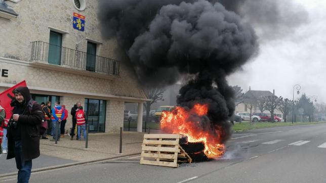 L’action «coup de poing» s’est déroulée sans heurt. Les manifestants ont allumé un feu de pneus et de palettes devant la mairie de la commune.