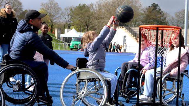 Le sport paralympique était bien sûr de la partie, avec le basket-fauteuil proposé par le Comité Aube handisport. Encadrés, les élèves du 14-Juillet ont ainsi pu s’essayer à l’utilisation du fauteuil.