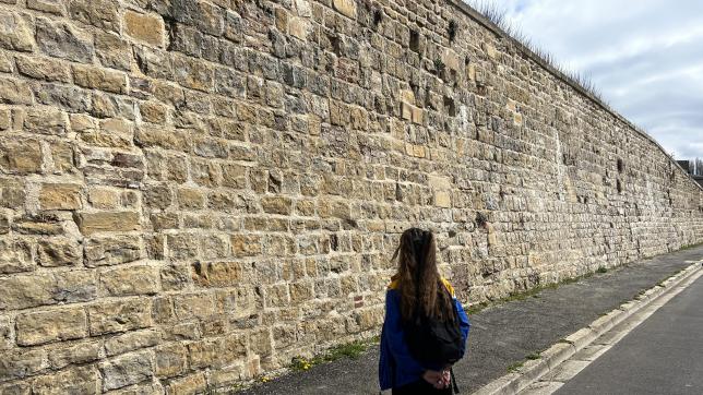 Le mur servant jadis de fortifications à la forteresse de Mézières a retrouvé sa superbe apparence.