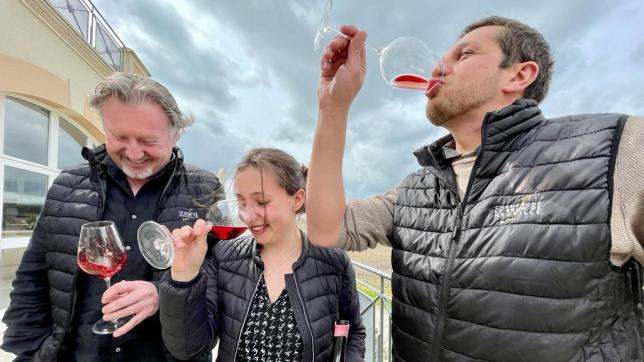 Damien Champy, président de la coopérative, Agathe Bellanger, commerciale et Cyril Delannoy, chef de cave, dégustent leur nouveau vin rosé.